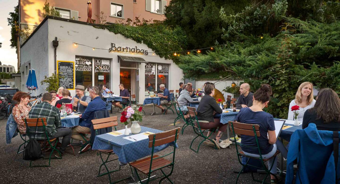 Terrasse Barnabas mit Gästen