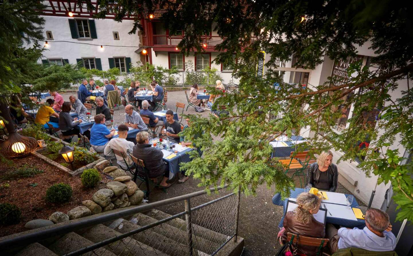 Terrasse Barnabas von oben, mit Gästen